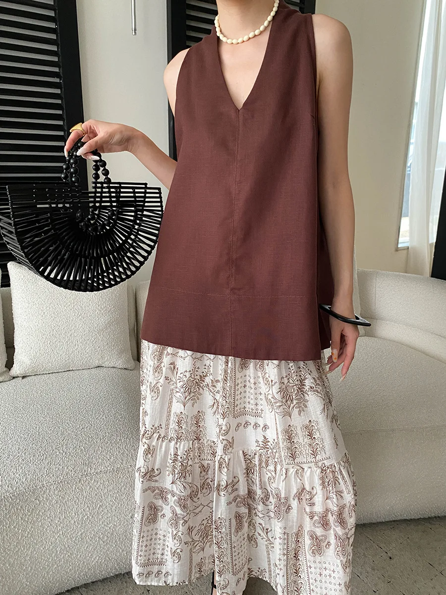 Sommerliche Damen-Weste in unifarbenem Design mit V-Ausschnitt und lockerem Schnitt ohne Ärmel. – Detail 3