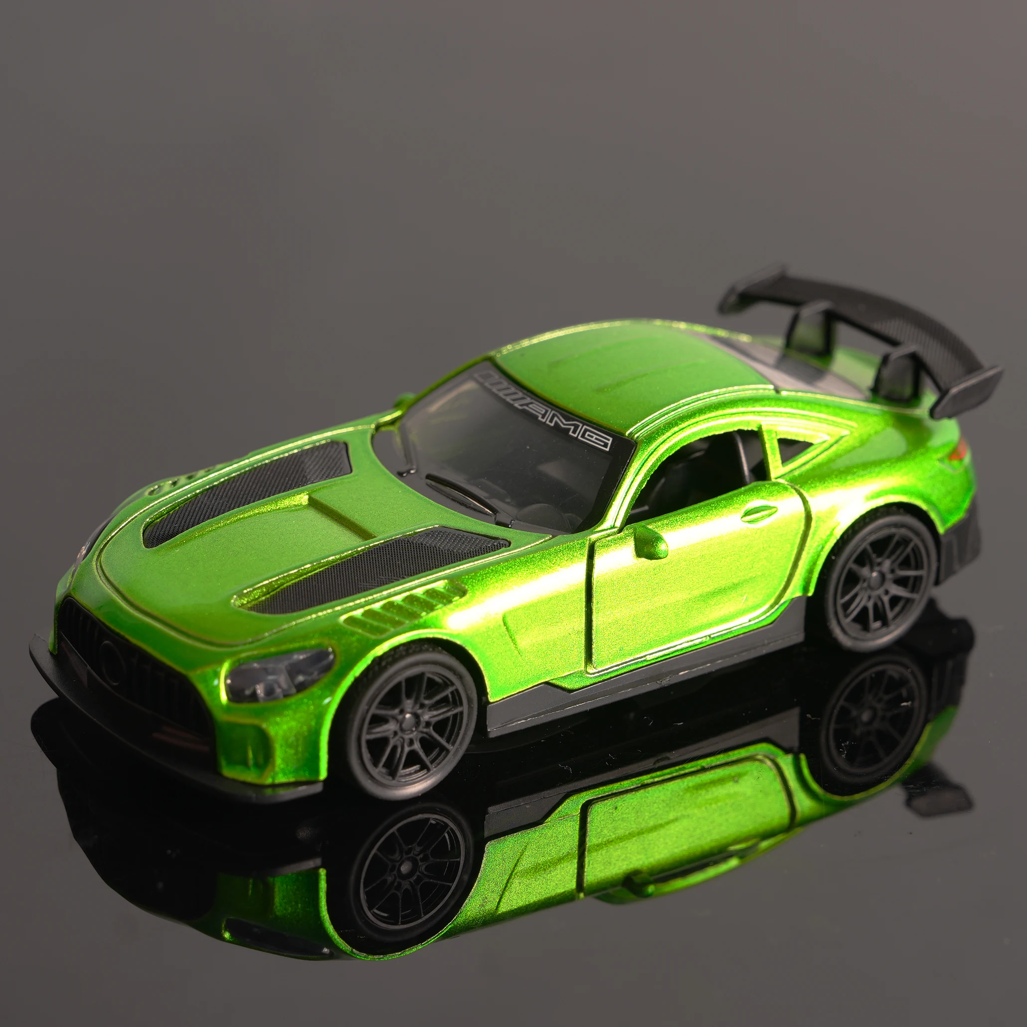 1:32 Scale Green Amg Gt Die-Cast Car Model, Alloy Sports Car with Openable Doors, Suitable for Children and Car Enthusiasts, Collectible Pull-Back Toy Car
