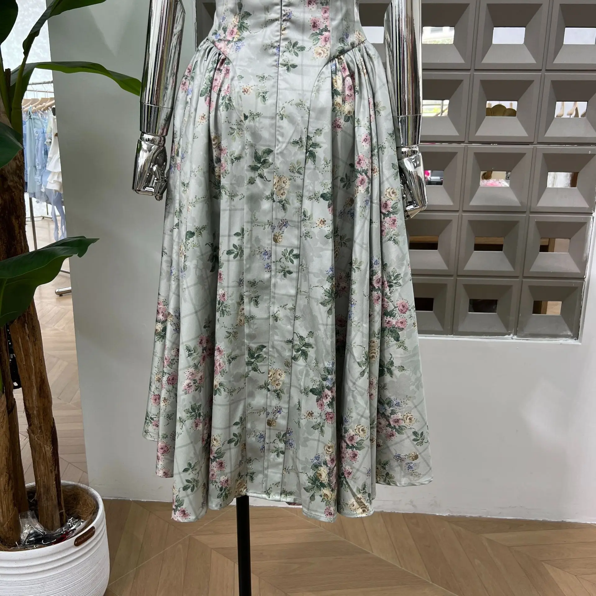 Grünes Retro-bedrucktes, schlankes, plissiertes Maxikleid mit hoher Taille, Urlaub, Sommer, 2025, neues Damen-Spaghetti-Trägerkleid, Promi-Club-Kleider