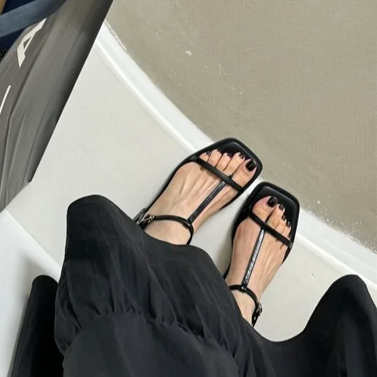 

Новые французские женские сандалии с квадратным носком, 2026, новые женские сандалии с ремешком на щиколотке, летние однотонные повседневные пляжные туфли на плоской подошве с открытым носком и пряжкой