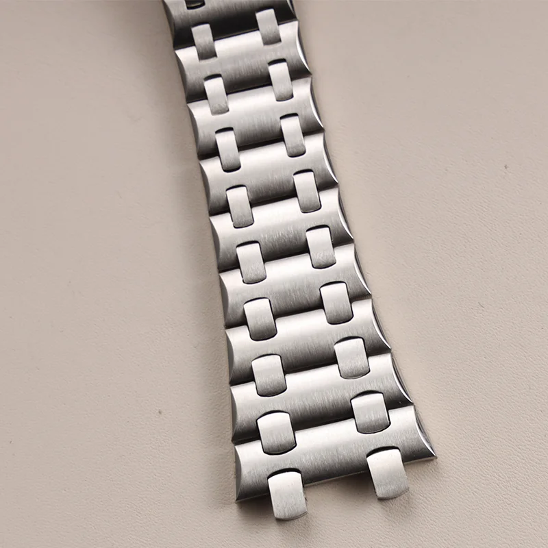 حزام ساعة من الفولاذ المقاوم للصدأ مضاد للصدأ لساعة AP Royal Oak 15703/15710 28 ملم مع مشبك مزدوج ومحدب مقعر