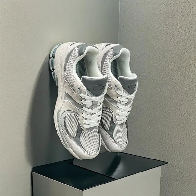 

Дышащие кроссовки для трейлраннинга с сетчатым верхом, обеспечивающие циркуляцию воздуха, идеально подходят для прогулок на свежем воздухе.