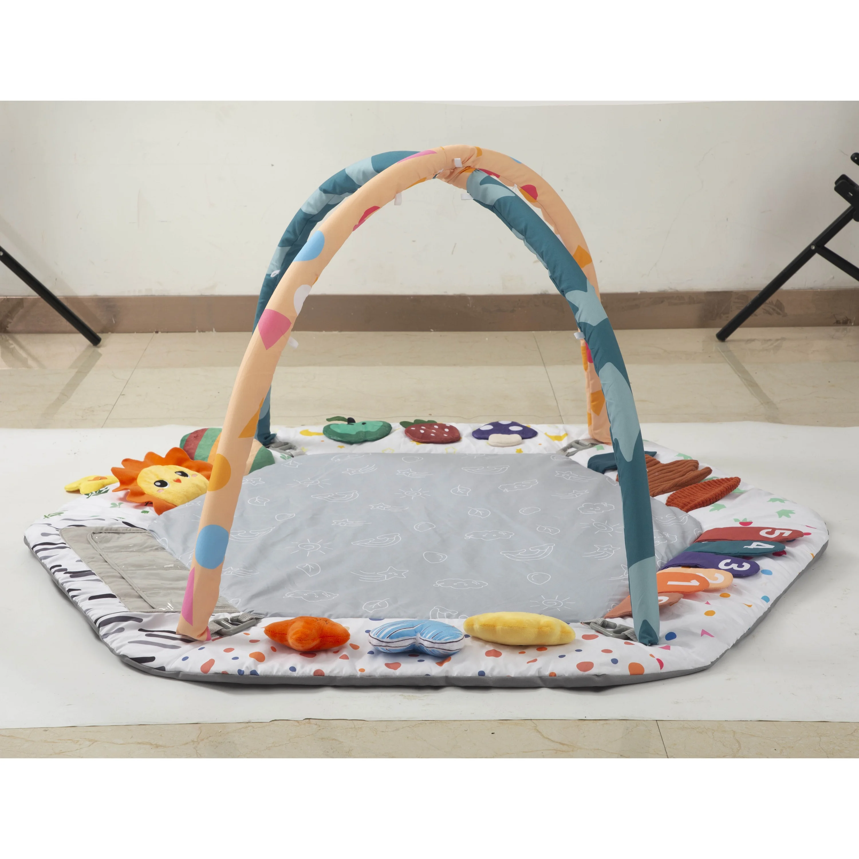 Baby Play Gym，4 Detachable Hanging Toys，Easy Disassemble & Assemble，Infant Crawling Activity Mat，Sensory Educational Play Mat for 0‑12 Months Newborn