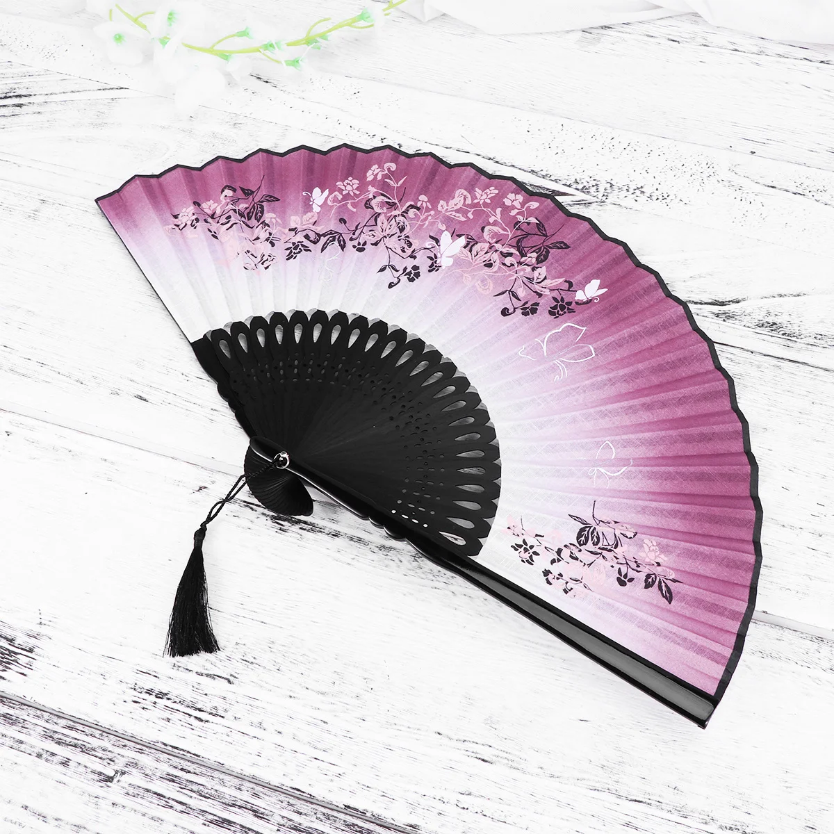 مروحة يد نسائية قابلة للطي من الخيزران والكتان باللون الأحمر الخمري والأسود مع قلادة شرابة لهدية أداء حفلات الزفاف