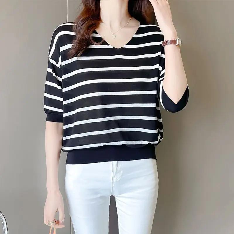 Modne bluzki damskie z dekoltem w serek, łączone w paski, z rękawami typu nietoperz, odzież damska, nowe luźne dzianinowe koreańskie topy na lato 2025, uniwersalne koszule.