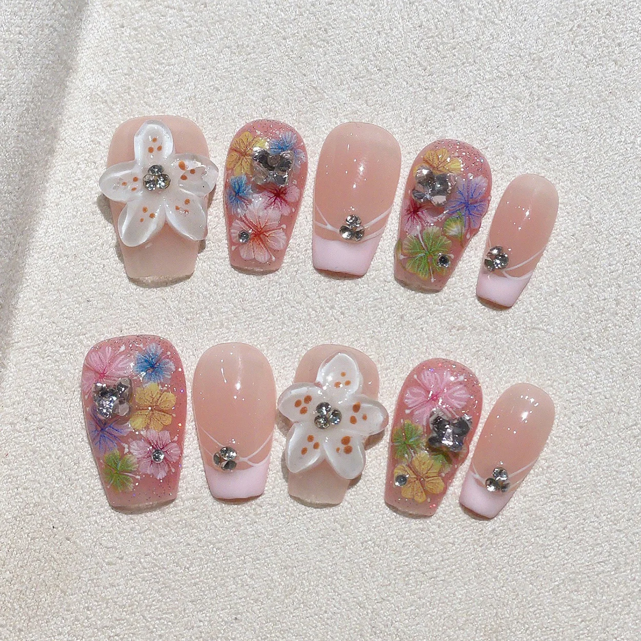 Kit de 10 Uñas Postizas Cortas Trapezoidales Hechas a Mano, Uñas Falsas Color Nude, Arte de Uñas Elegante y Hermoso, Seine Flower House