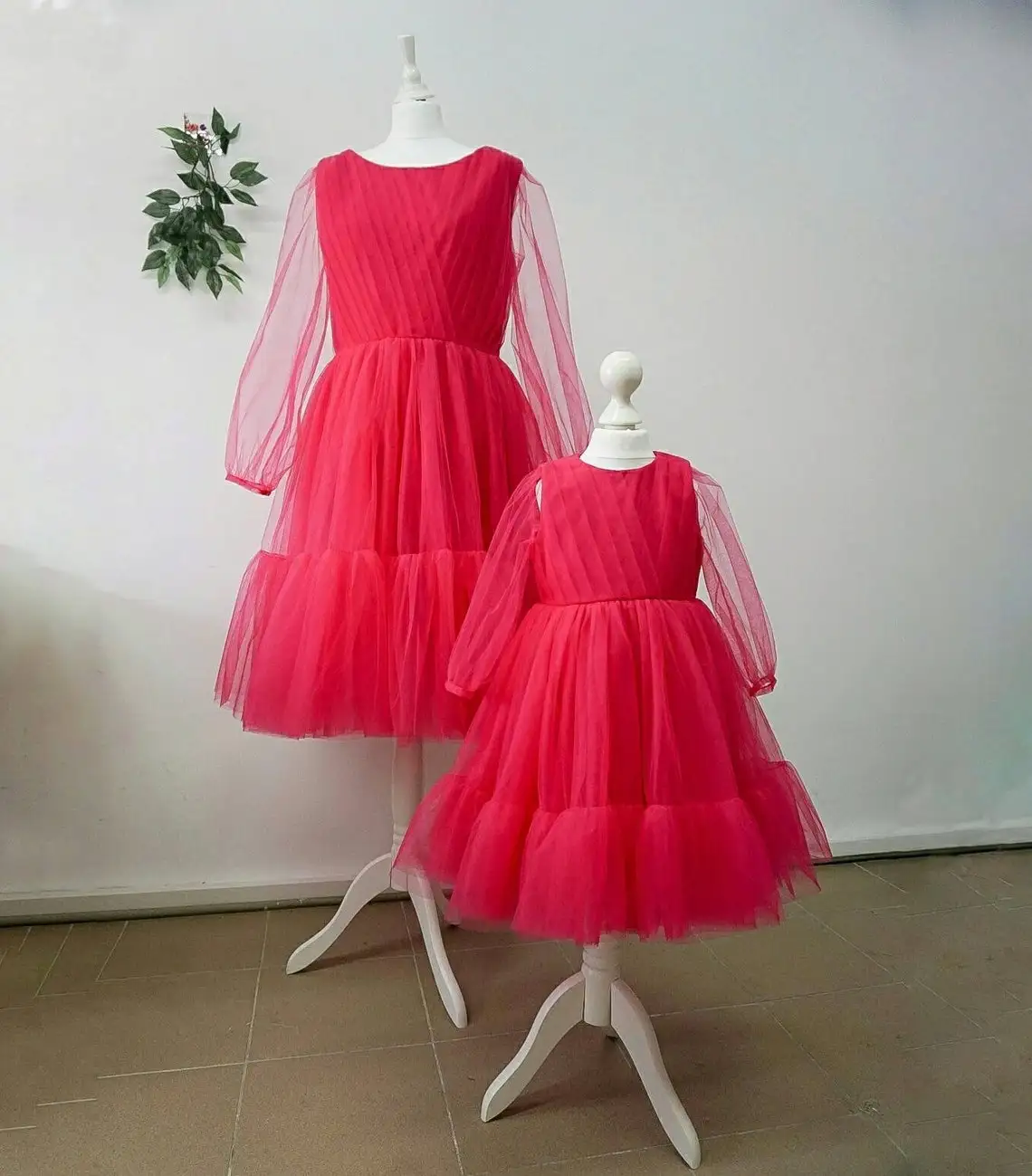 

Мягкие красные платья с рюшами для мамы и дочки: идеальный образ для фотосессии или вечеринки, сказочный наряд принцессы на день рождения, парные платья для мамы и дочки