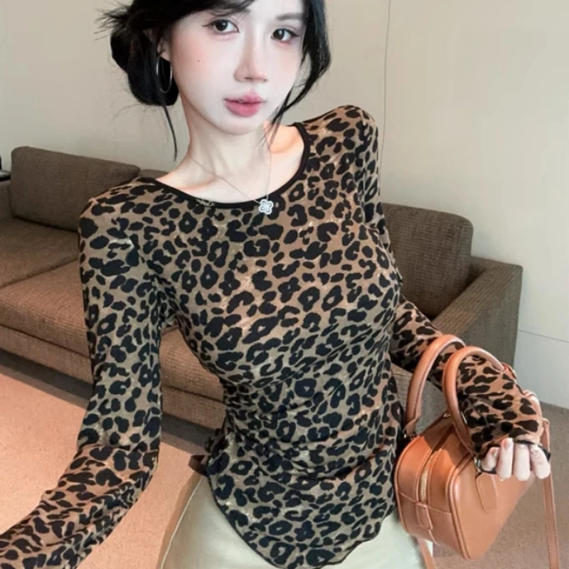 

Женская модная футболка с длинным рукавом, осенний новый стиль, с леопардовым принтом, асимметричным завязыванием на ленте, открытой спиной, приталенная, базовый слой