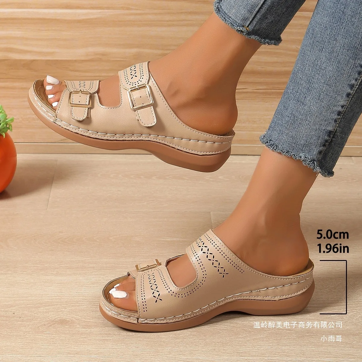 

New large-sized, fashionable and versatile thick-soled slippers with carved belt buckles for women, lightweight outerwear slippe