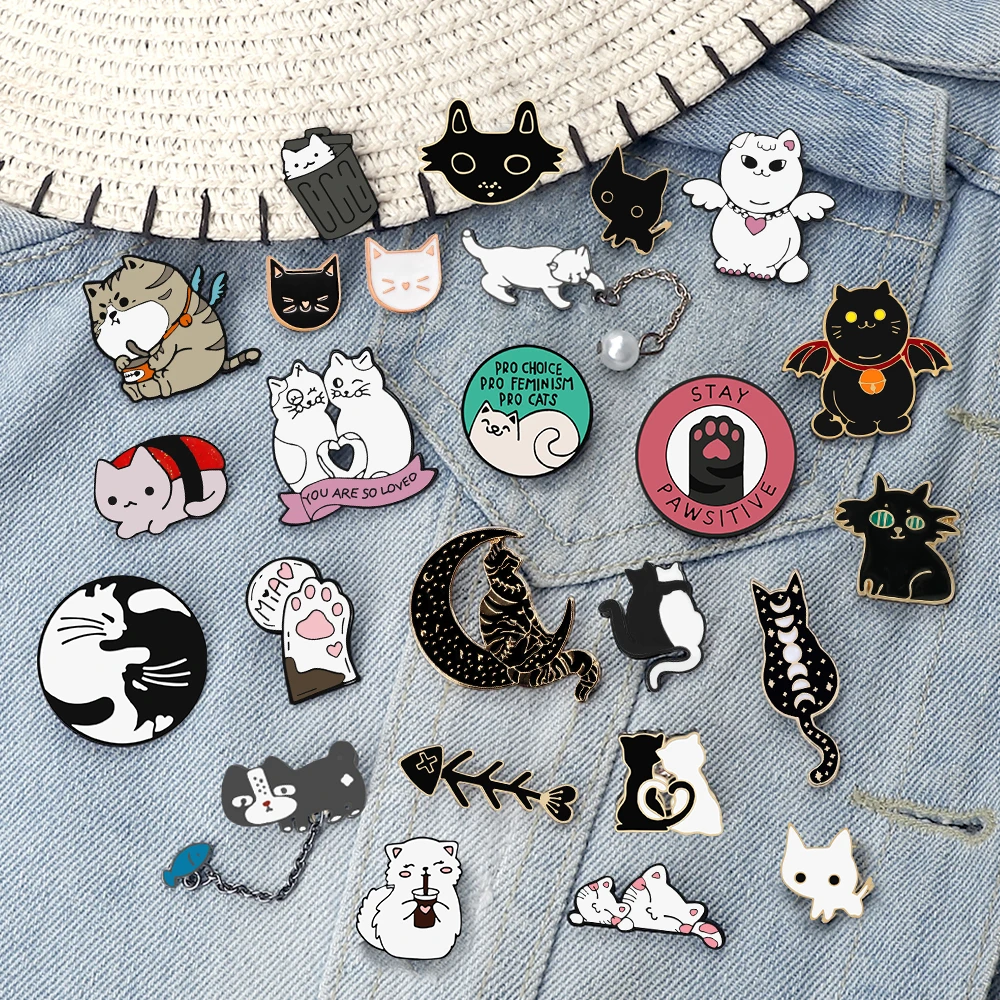 25Style Couple Black White Cat Enamel Pin Cartoon Pro Cats with Knife Brooch Witch Stray Kitty Claw Fish Bone Badge Jewelry Gift