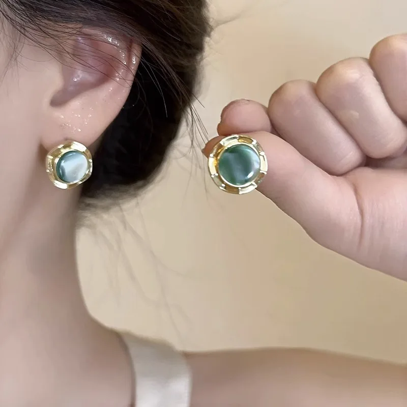 French Retro Green Cat Eye Stone Earrings Gold Color Side Round Women's Stud Earrings Elegant Wedding Ear Jewelry 2025 brincos