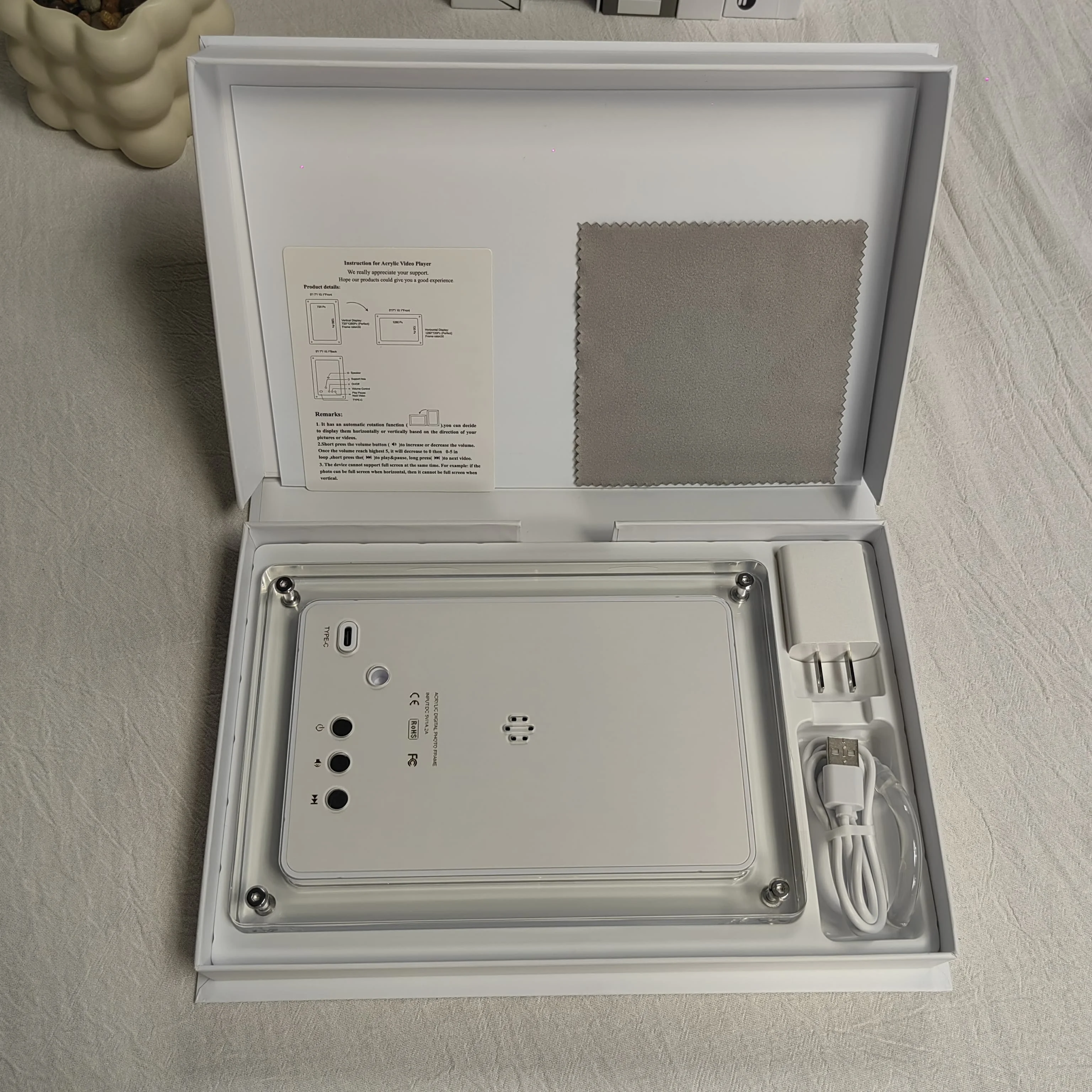 Cadre photo numérique en acrylique de 5 pouces avec support arrière, lecteur MP3 et mémoire 8 Go – Le cadeau idéal pour les familles avec des nouveau-nés
