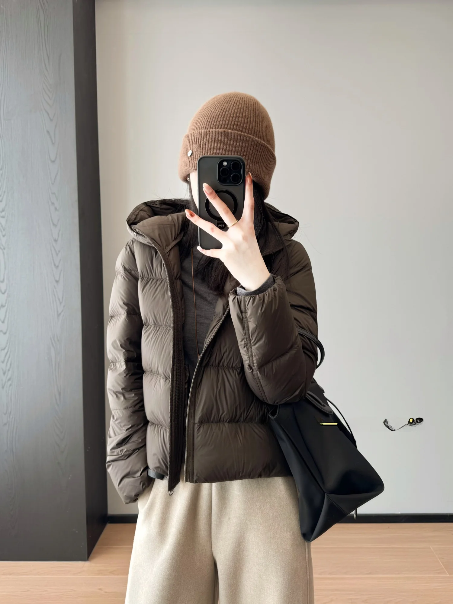 

Черная короткая женская теплая куртка-пуховик с капюшоном, зимняя верхняя одежда, удобная, дышащая, на молнии