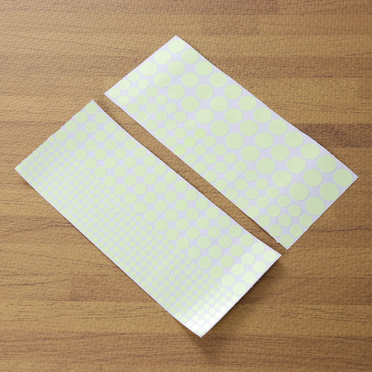 

407Pcs Night Luminous Glow in The Dark Dots Stickers Small Wall Decals Removable for Kids Bedroom Living Room Dots Wall Decal