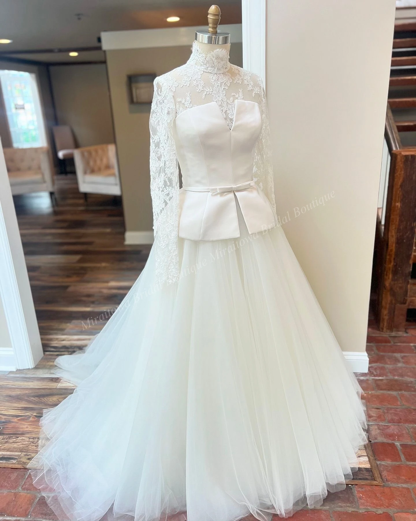 สวนกลางแจ้งงานแต่งงานชุด Peplum Corset ลูกไม้คอ Topper แจ็คเก็ตปราสาทคลอดบุตรเจ้าสาวภาพชุดที่กําหนดเอง