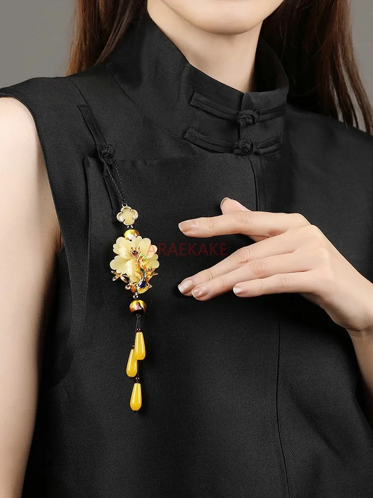 กี่เพ้าคอปกอัด หรูหราและเสน่ห์ของจีน ประดับด้วยเครื่องประดับสไตล์ Tang ที่แขวนอยู่บนปก