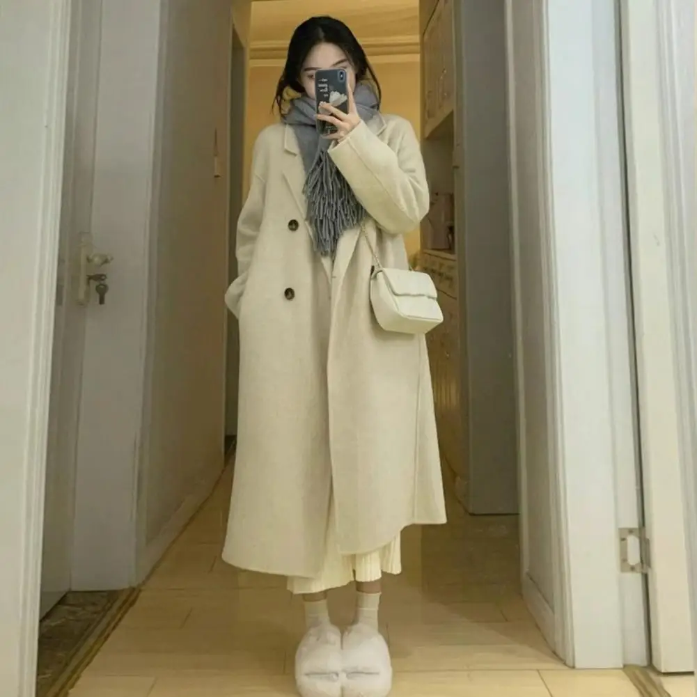 Свободное зимнее пальто. Стильное женское двубортное шерстяное пальто с отложным воротником. Свободный крой. Элегантное пальто средней длины для улицы.