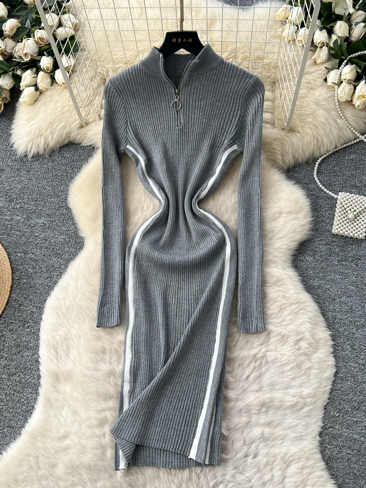 Sweter damski z dzianiny w stylu retro, z kołnierzem stójką, zapinany na zamek, długi rękaw, blok kolorów, w paski, z podkreśleniem talii.