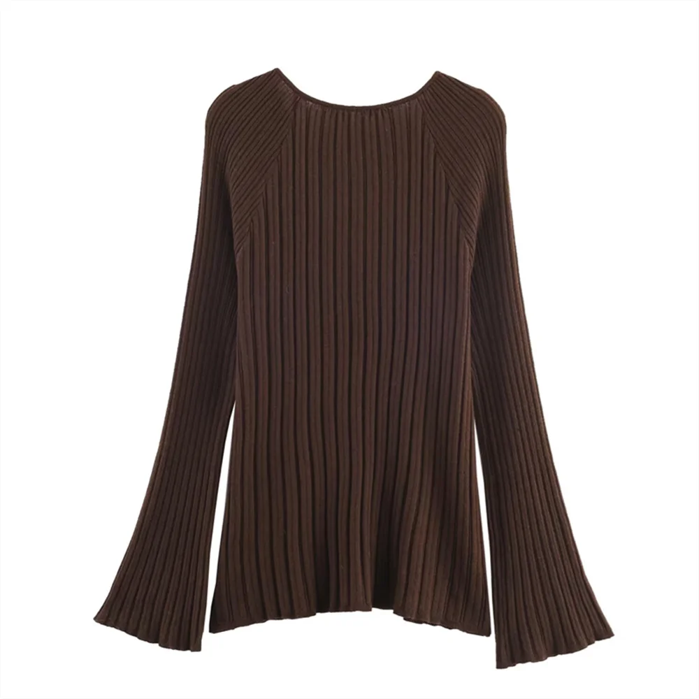 I nuovi vestiti da donna di Taop&Za sono alla moda e semplici con un top a maniche lunghe con scollo a V e una gonna a mezza lunghezza a vita alta