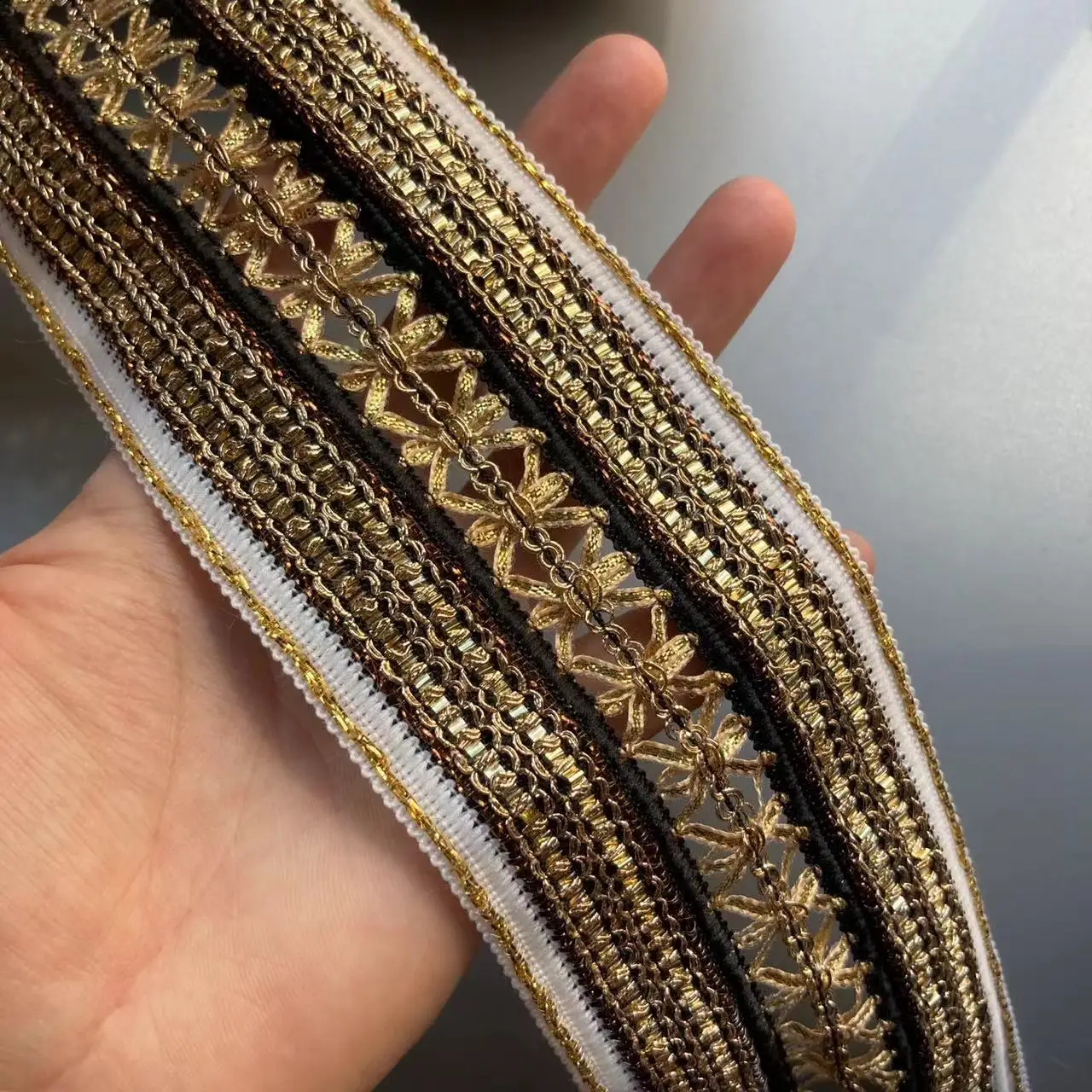 1 Yard Weiß 7 cm Reis Spitzenbesatz Band Ethnische Kleidung Goldfaden Stickerei Pailletten Stoff Jacquard Gurtband Bekleidungszubehör