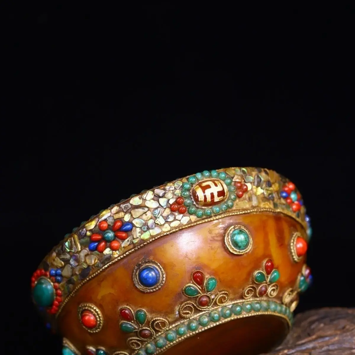Tibetan reflux beeswax is purely handmade, inlaid with gemstones, dzi beads for bowl height 5 wide 12 weight about 109 grams