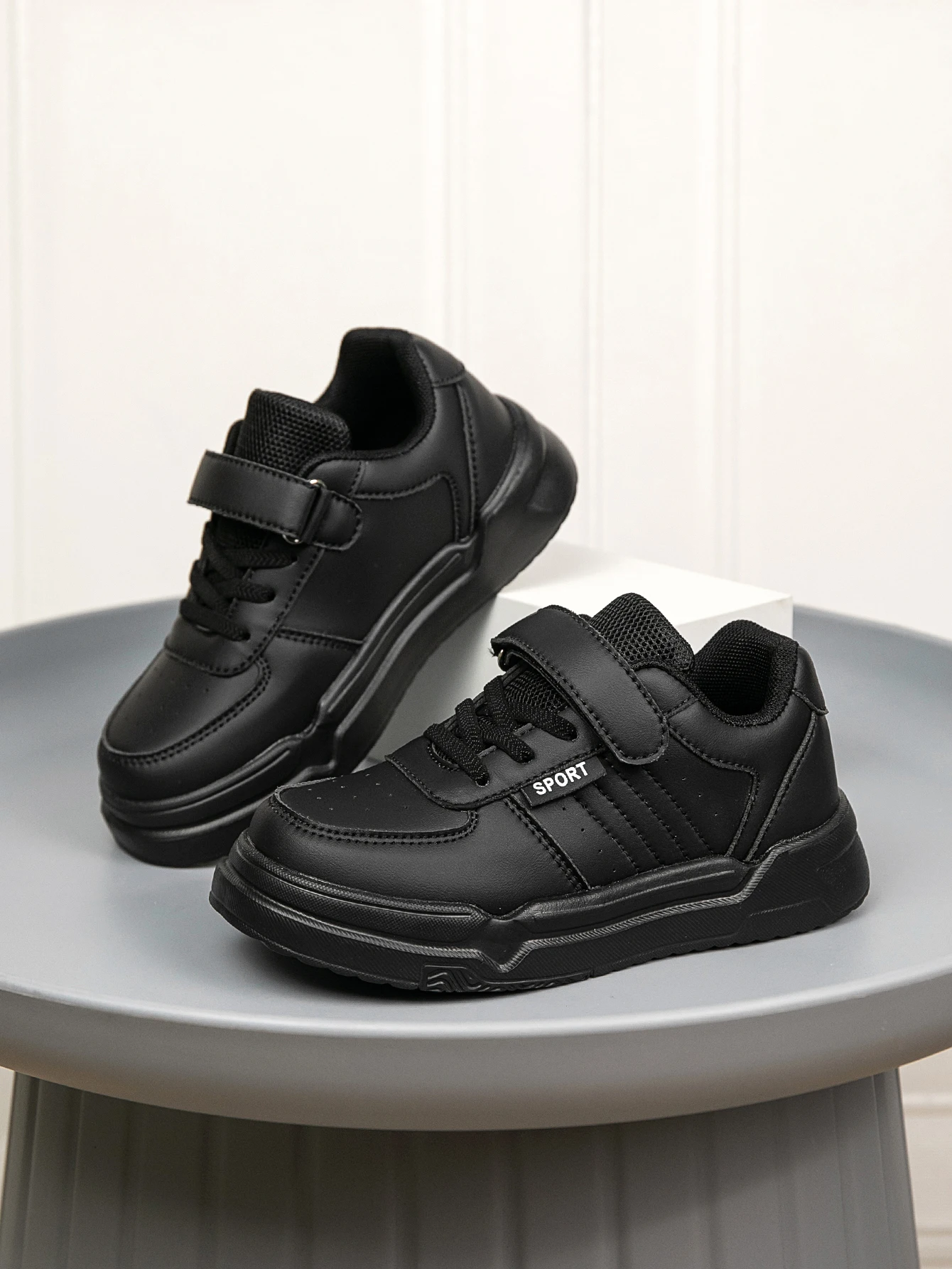 

Children's Casual Sports Shoes, Black and Stain-Resistant, Hook-And-Loop Shoelace Design, Easy to Put on and Take Off, Non-Slip, Breathable Black Skateboarding Shoes for Outdoor Activities for Spring and Fall