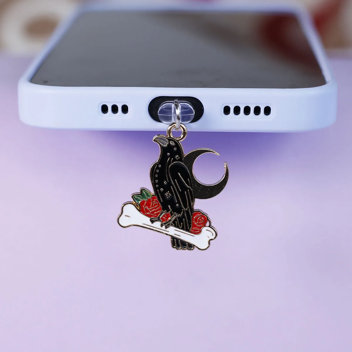 1 Stück Kunstvoller Rosen-Totenkopf-Krähen-Mond-Knochen Staubschutz-Anhänger für Mobiltelefone, Zubehör-Dekoration für iPhone und Type-C-Anschlüsse, Geschenk-Schlüsselband – Detail 19