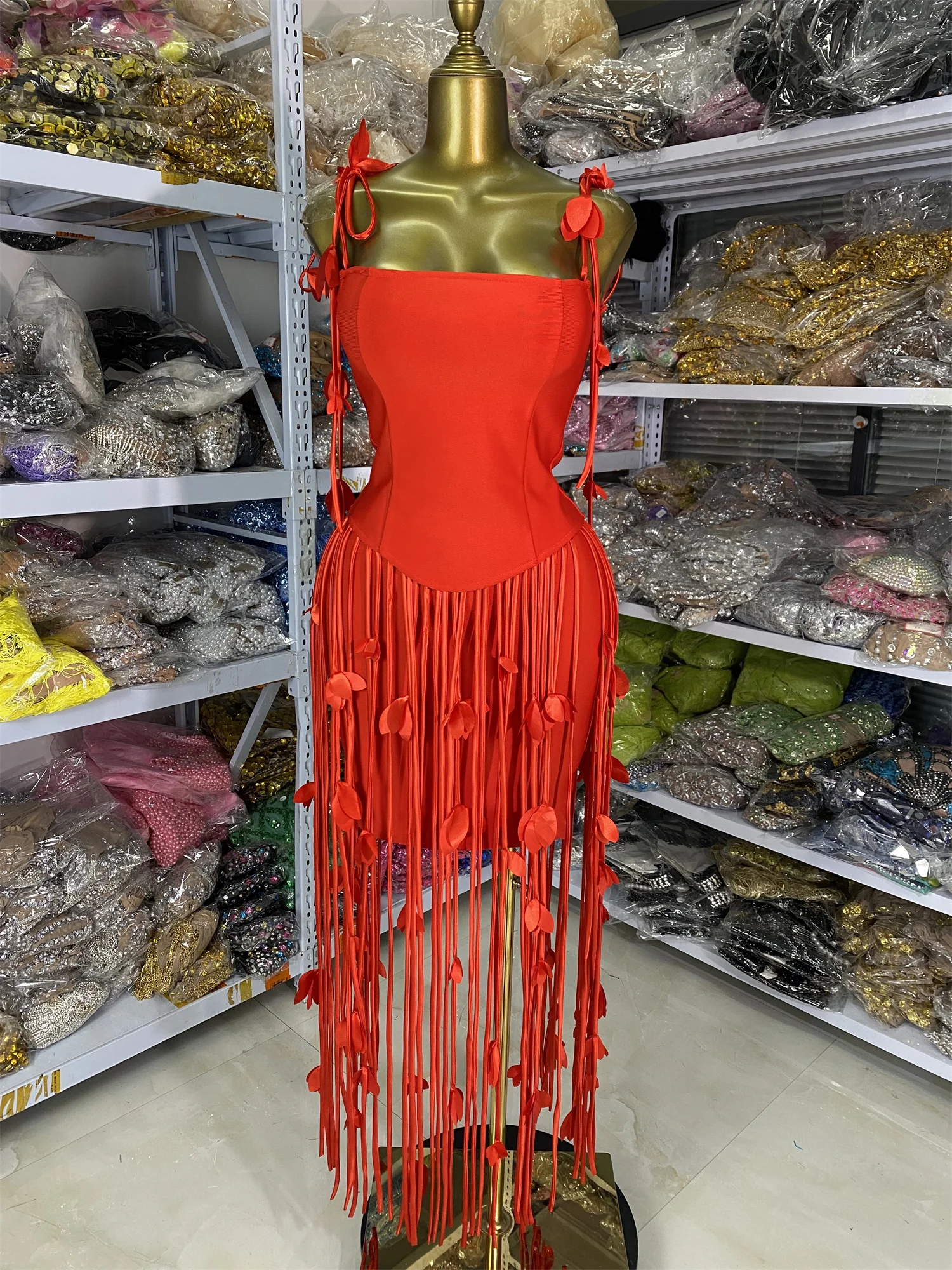 

Оптовая продажа с фабрики Бандажное платье Женское уличное платье с цветами и бахромой High Street Вечернее клубное вечернее праздничное платье на выход