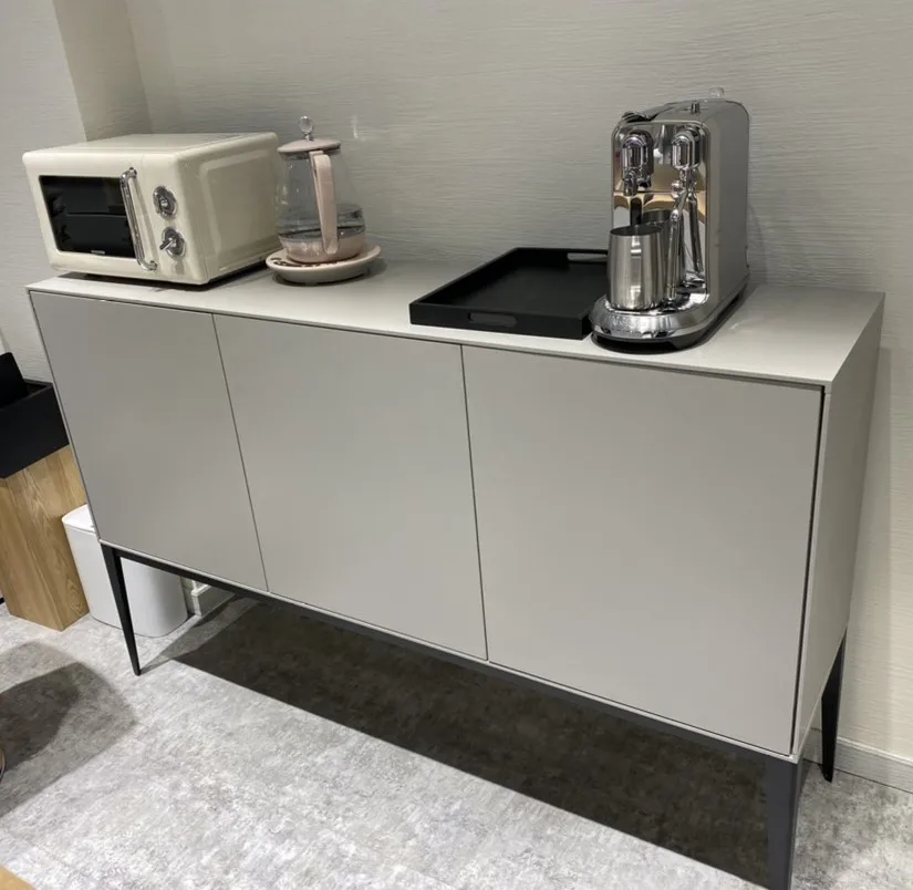 Italienischer minimalistischer Eingangsschrank