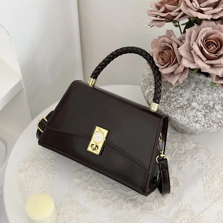 

Классическая винтажная квадратная сумка, которую можно носить как кроссбоди и мессенджер, однотонная, с элегантными деталями, включая функцию сумки для подгузников.