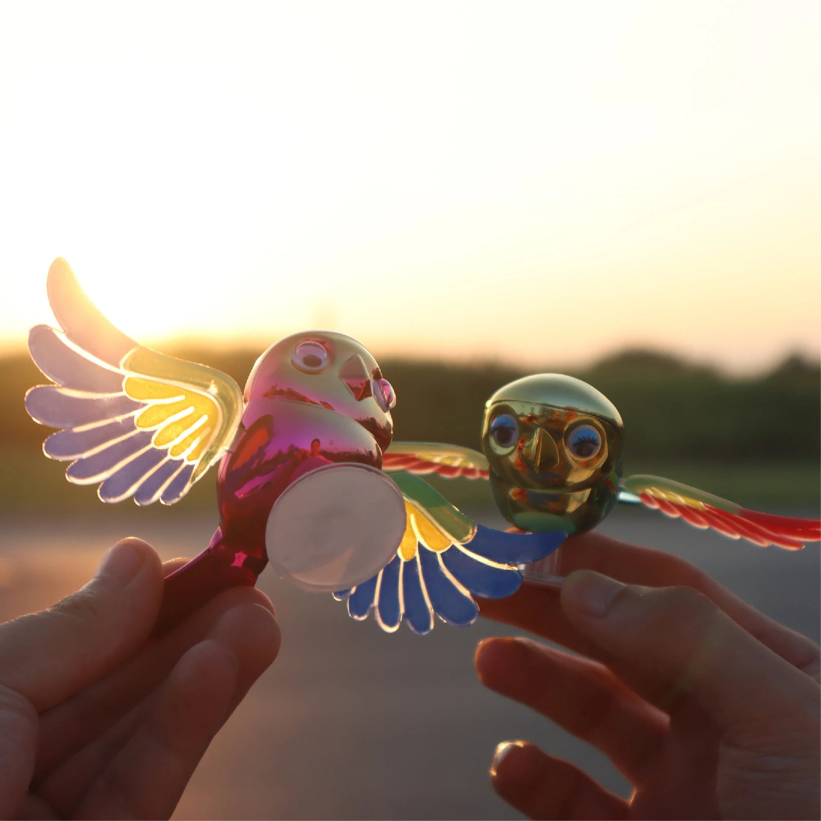 

Flying Bird Funny Movable Wings Colourful Bird 3D Three-dimensional Wind Power Bird Car Rear-view Mirror Decor Accessories