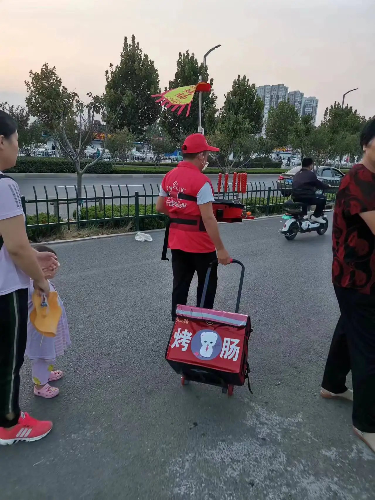 Walking hamburger sausage vending machine walking stall entrepreneurial equipment walk to sell booth EF-WSM16