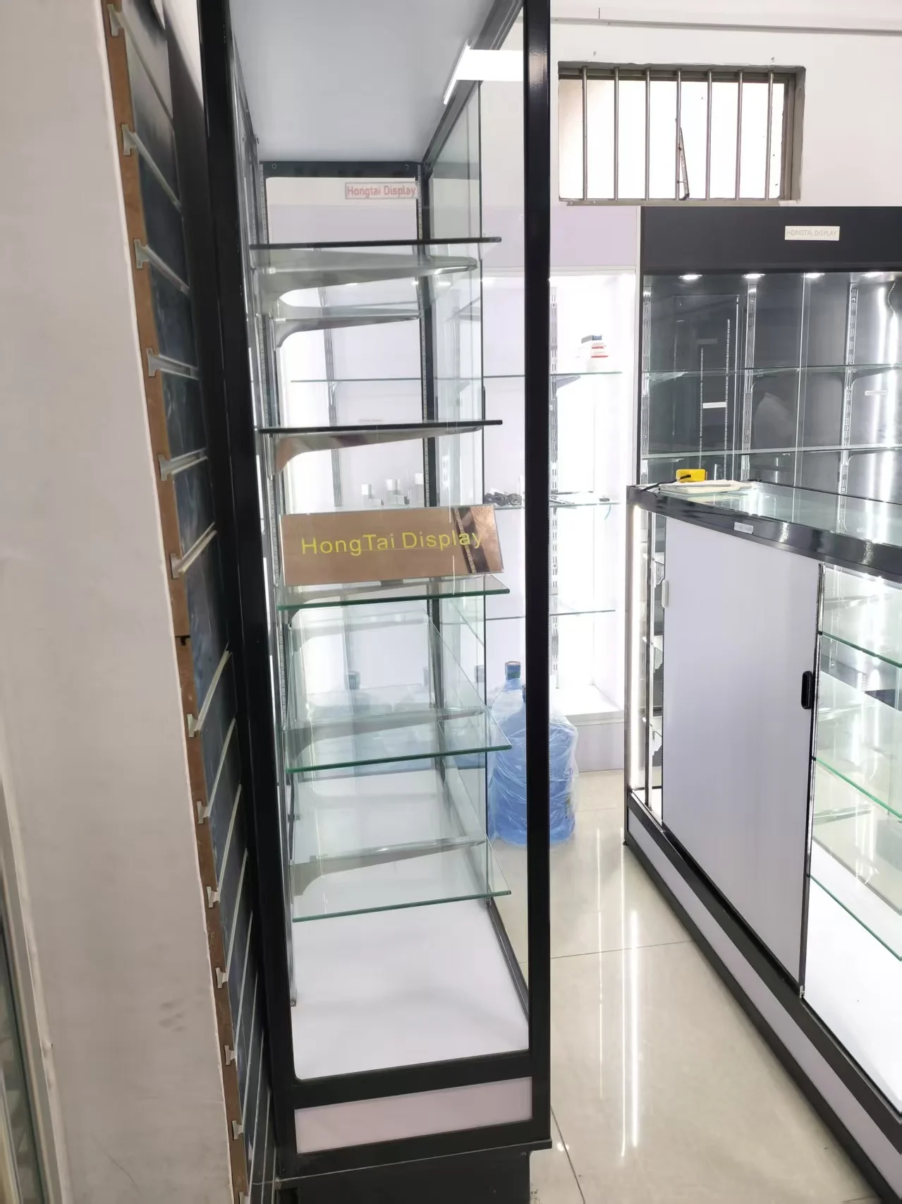 Porte coulissante en verre personnalisée, cadre carré en aluminium, raccord de magasin de fumée, affichage de magasin de détail, vitrine haute