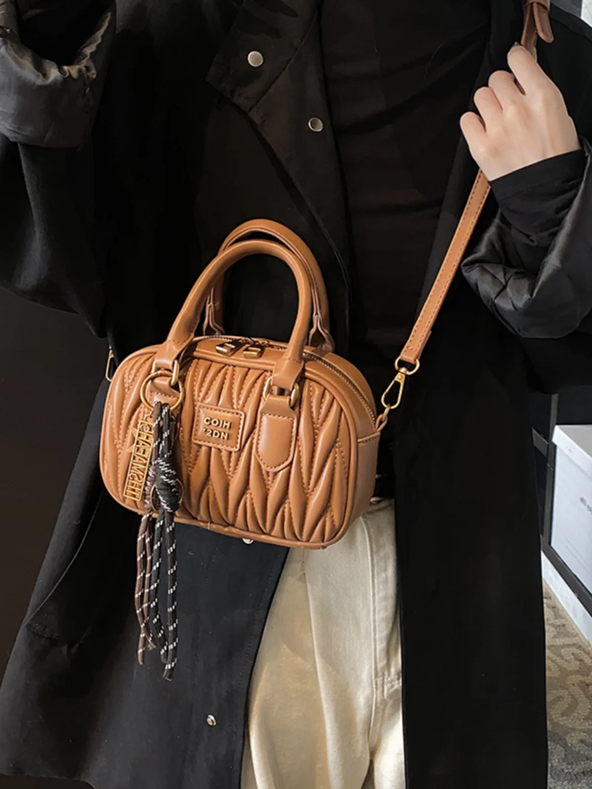 

High-end luxury designer pleated small bag women's 2025 new autumn and winter all-match messenger bag portable bowling bag trend