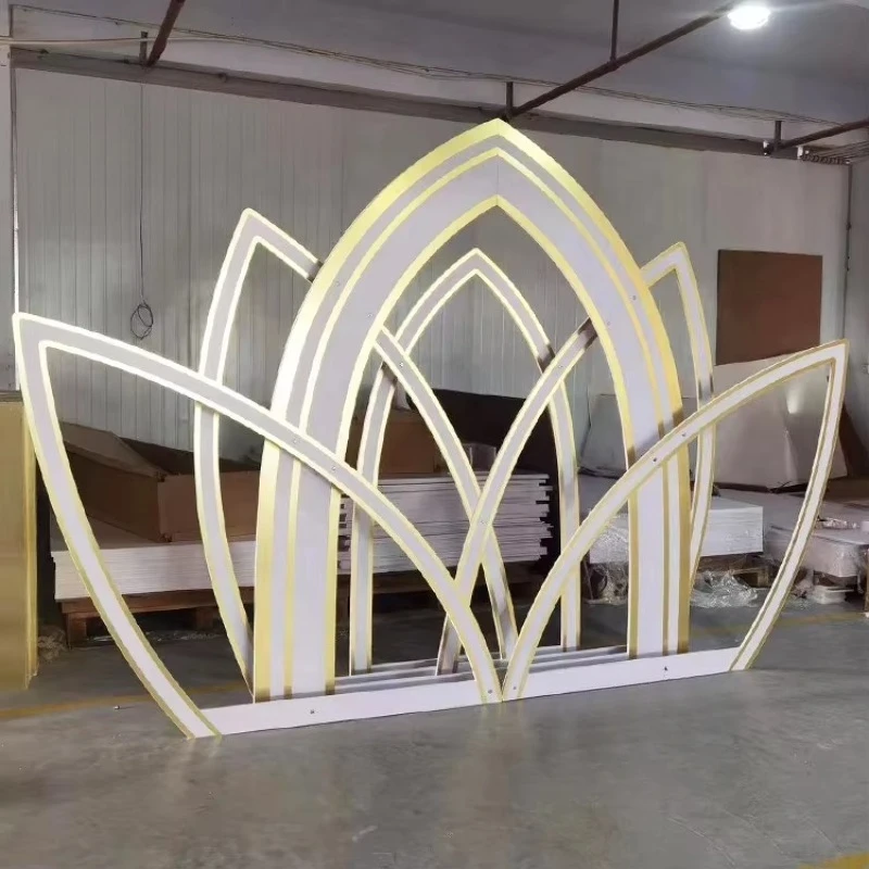 

Подставка для свадебных мероприятий с акриловым фоном в виде цветка лотоса золотого и белого цвета