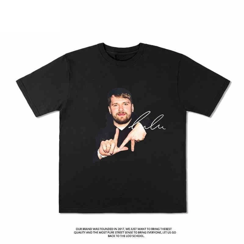 تي شيرت Luka Doncic Signature Shoulder Shrug للرجال من القطن الأمريكي القديم فضفاض بأكمام قصيرة لمحبي كرة السلة #1