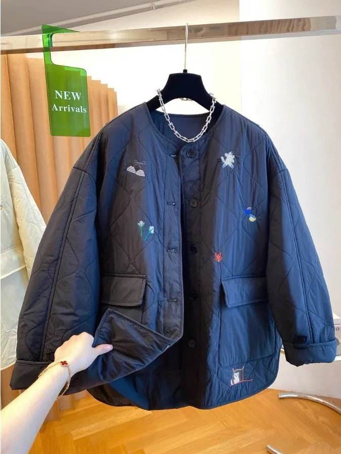 معطف شتوي نسائي فضفاض بياقة فضفاضة من القطن خفيف الوزن ومطرز من Ele معطف شتوي كوري عصري طويل Sve