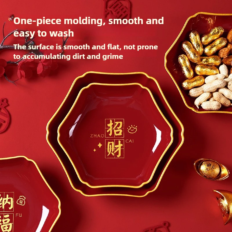 Le plateau de fruits secs du Nouvel An attire la richesse et la richesse. Table basse de salon, collations, assiette de bonbons de qualité alimentaire