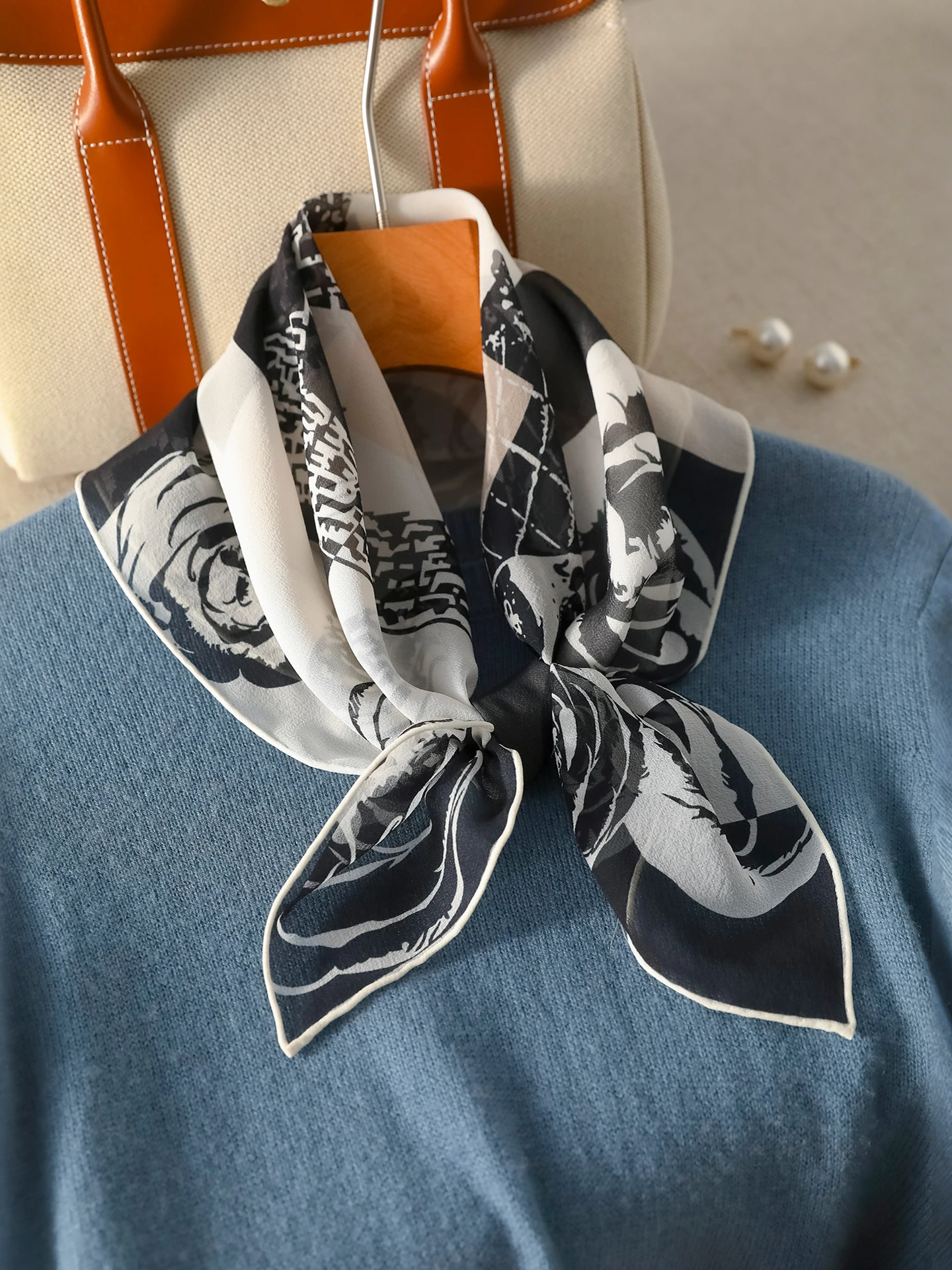 エレガントな黒白シルクスクエアスカーフ-レディース新作2026春-ネックウォーマー-薄手高級感-花柄プリント-ファッションアクセサリー