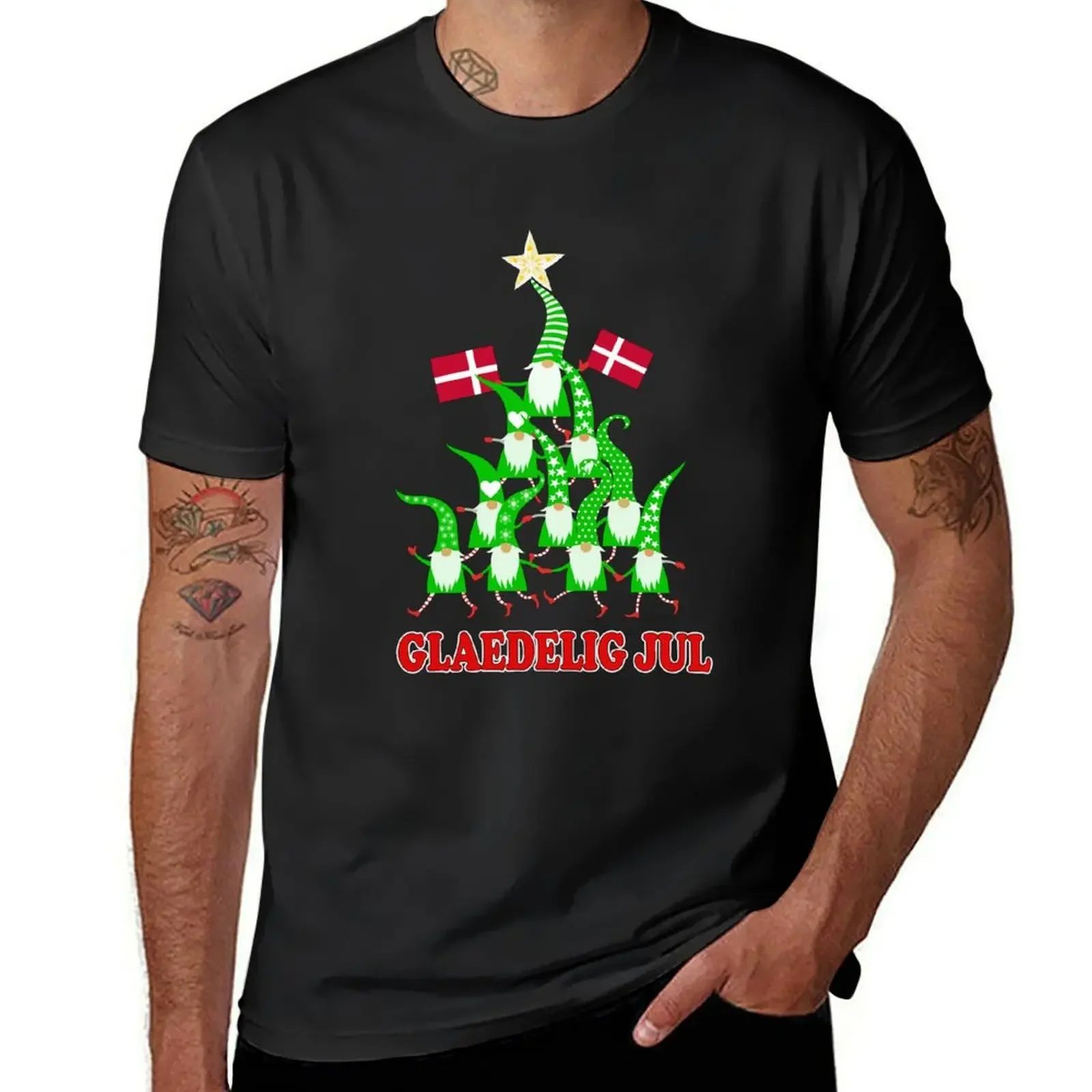 Glaedelig Jul Nordic Gnomes Christmas Tree Tomte Nisse Flags Danish flag T-Shirt blacks clothes for men