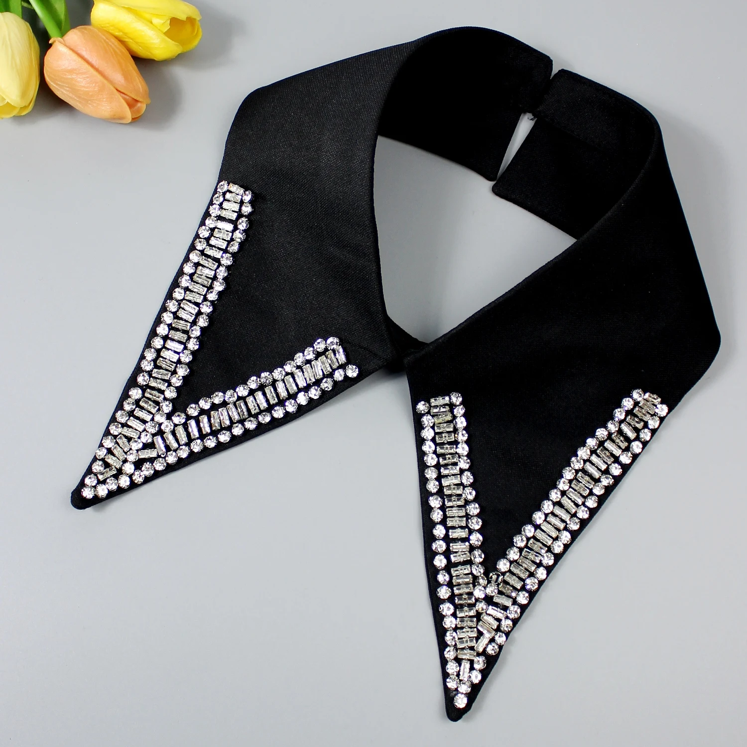 1 Piece of High-Quality and Luxurious Fake Collar, a Deluxe Version with a Shiny Neckline. This Versatile Accessory for Women Fe