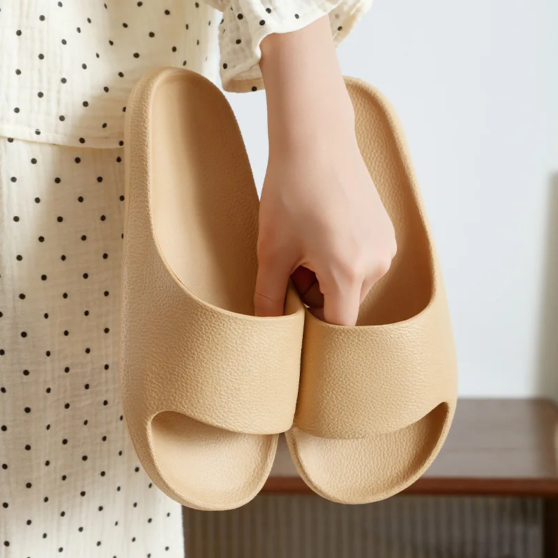 

Новый ﻿ Легкие однотонные тапочки для мужчин и женщин, мягкие нескользящие пляжные шлепанцы, удобные домашние шлепанцы для пар, обувь для душа из ЭВА