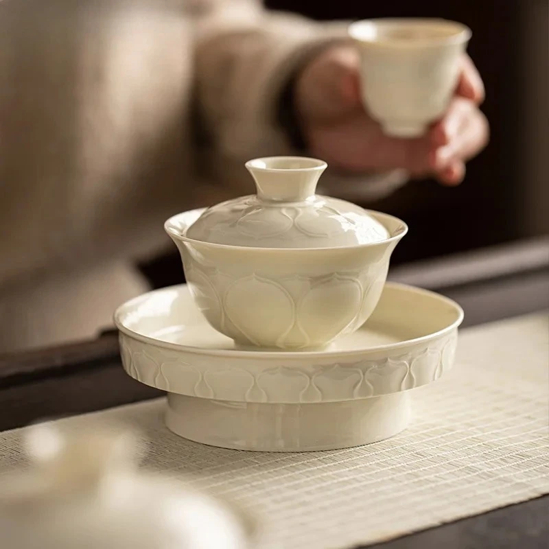 

130 мл Китайский гайвань из белой глины Дин-фарфора, роскошный, в форме лотоса, с подставкой, для заваривания чая, чайная посуда, сувенир, ручная работа