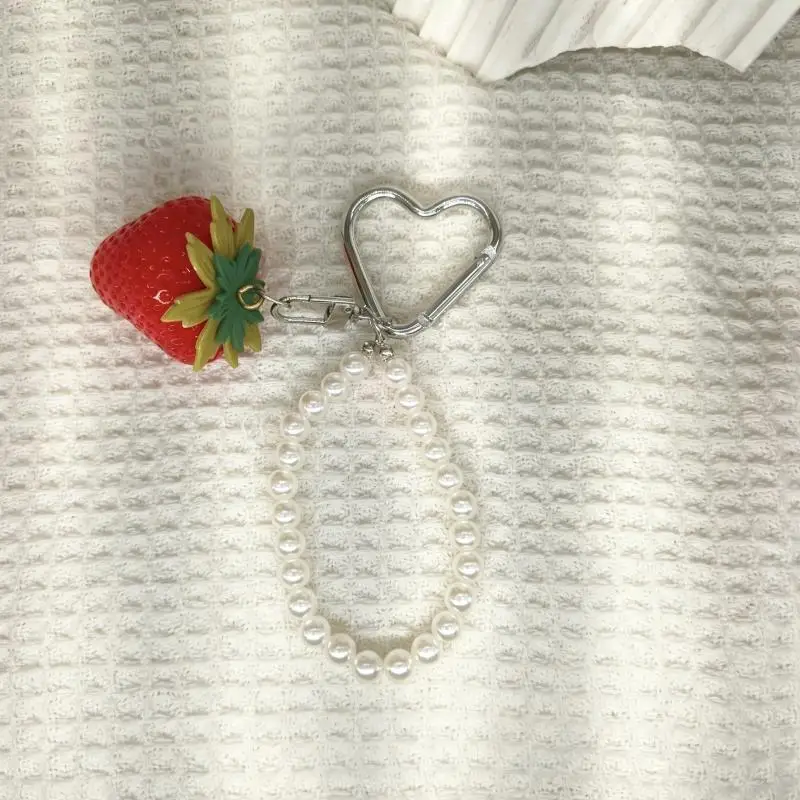 1 Stück Schlüsselanhänger/Taschenanhänger mit Herzverschluss, Erdbeere und Perle, Harz-Obst-Accessoire, kleines Geschenk – Detail 4