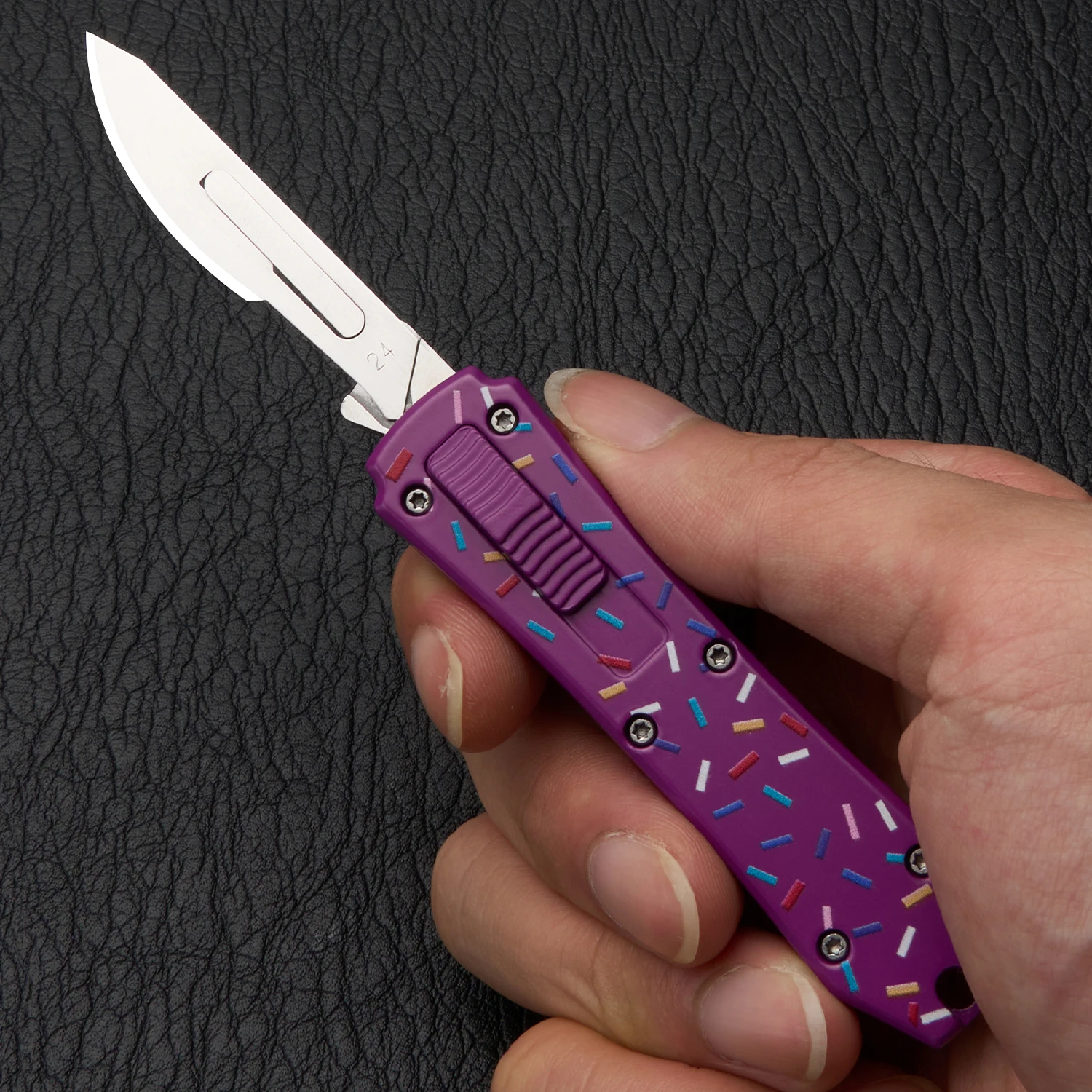 Colorful Folding Craft Knife with Belt Clip, Sharp Replacement Blade Cutter, Compact EDC Gadget for Unboxing & DIY Projects