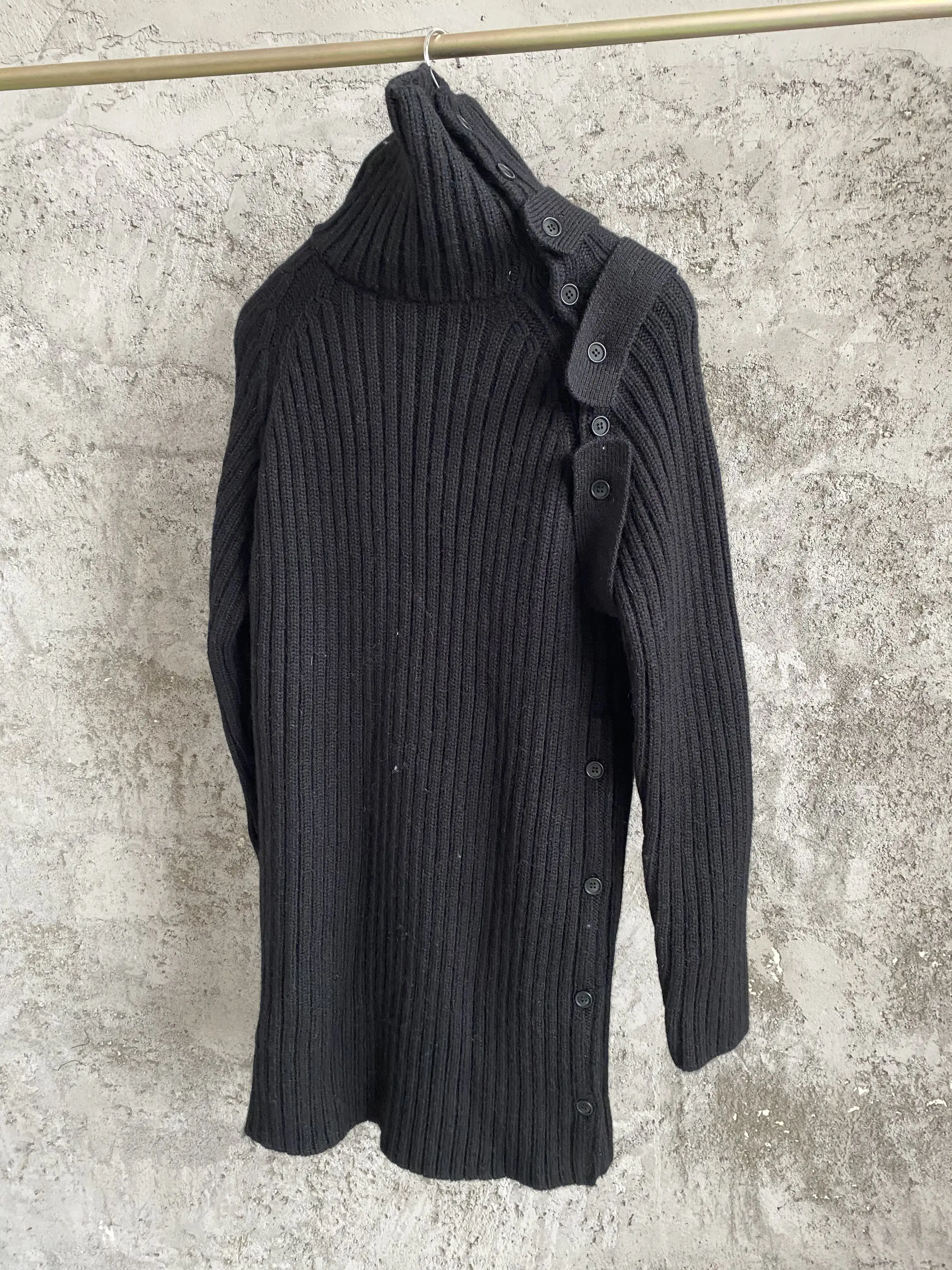 التصميم الأصلي سترة من الصوف الأسترالي برقبة عالية مع سترة محبوكة مجوفة خارج الكتف