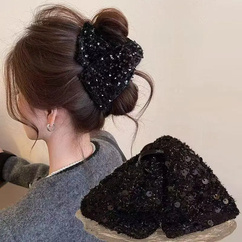 Stilvolle und elegante schwarze Haarspange mit Pailletten in Dreiecksform – perfekt für halb hochgesteckte Dutts und lockere Pferdeschwänze – Detail 1