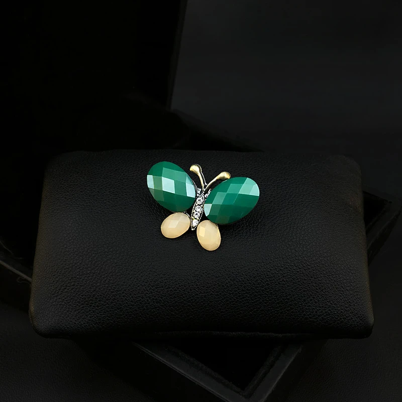 Anti-Exposure Buckle Artifact Small Brooch V-neck Cute Japanese Style Butterfly Pins Fixed Clothes Mini Accessories Jewelry 3263