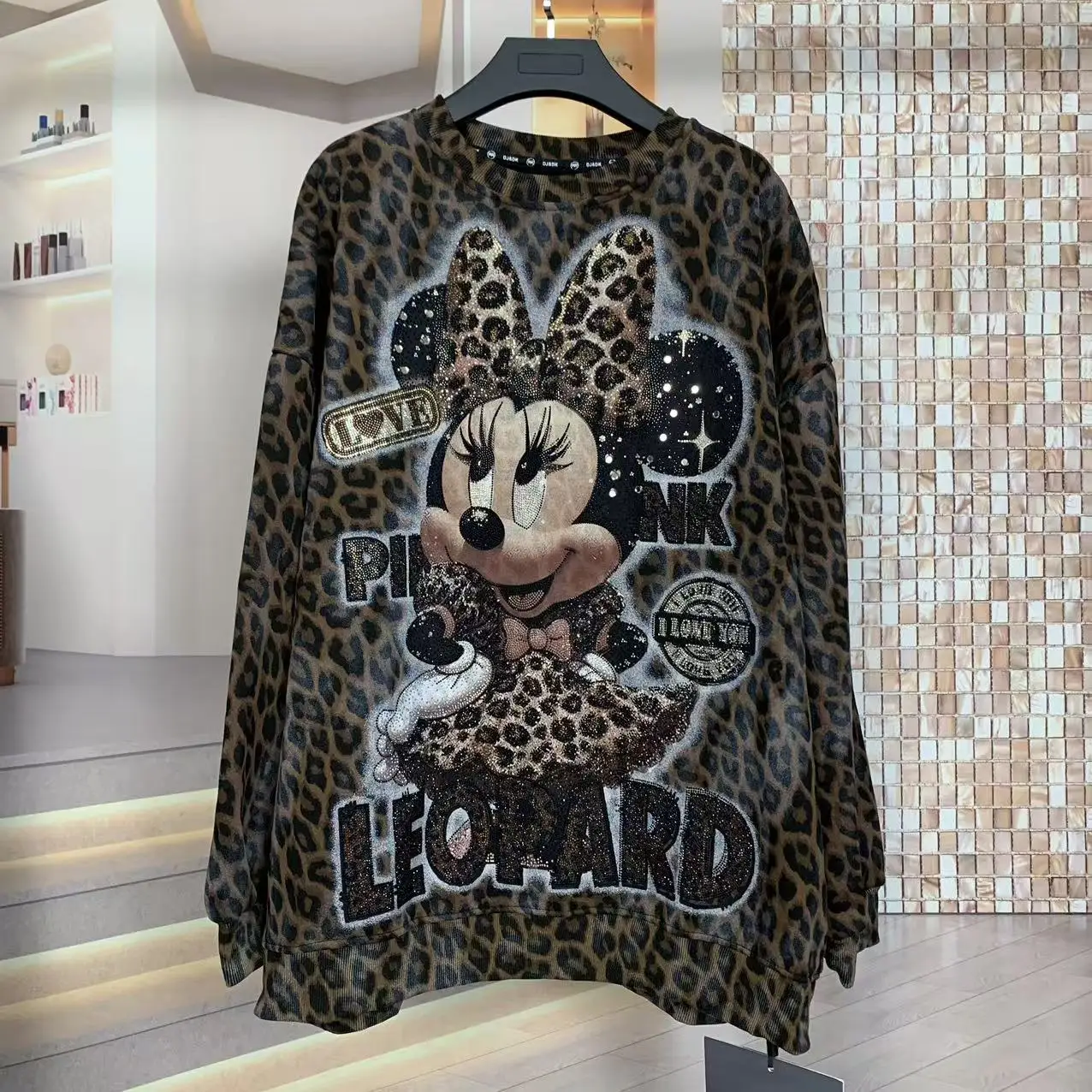 العلامة التجارية العصرية الخريف الشتاء الصوف الثقيلة ليوبارد طباعة حجر الراين الكرتون فضفاض موضة سميكة طاقم الرقبة البلوز للنساء