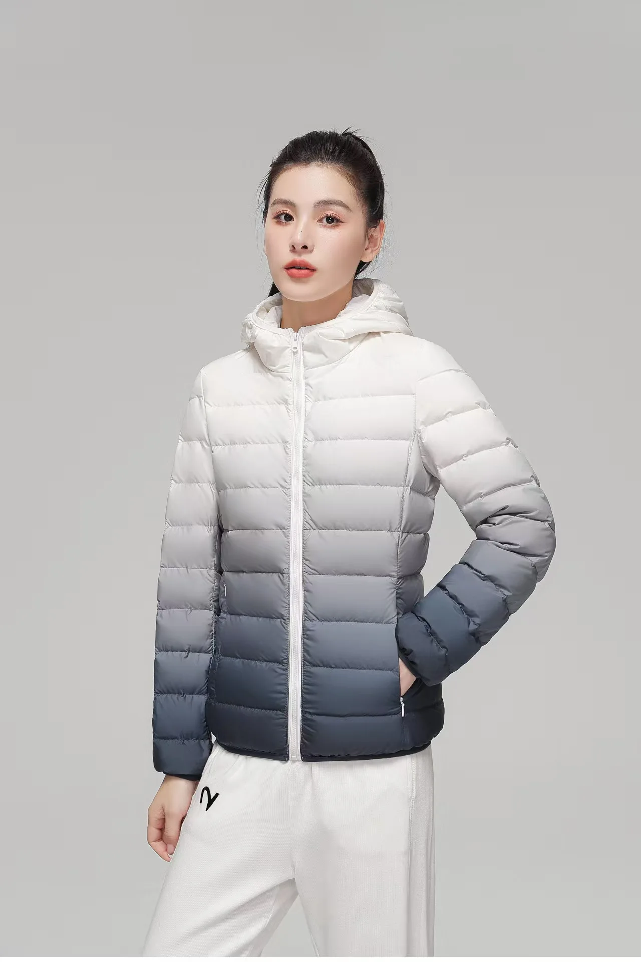 Donsjack voor dames Lichtgewicht donsjack Korte capuchon Witte eendendons Winterjas Gradiëntkleur, zacht en warm